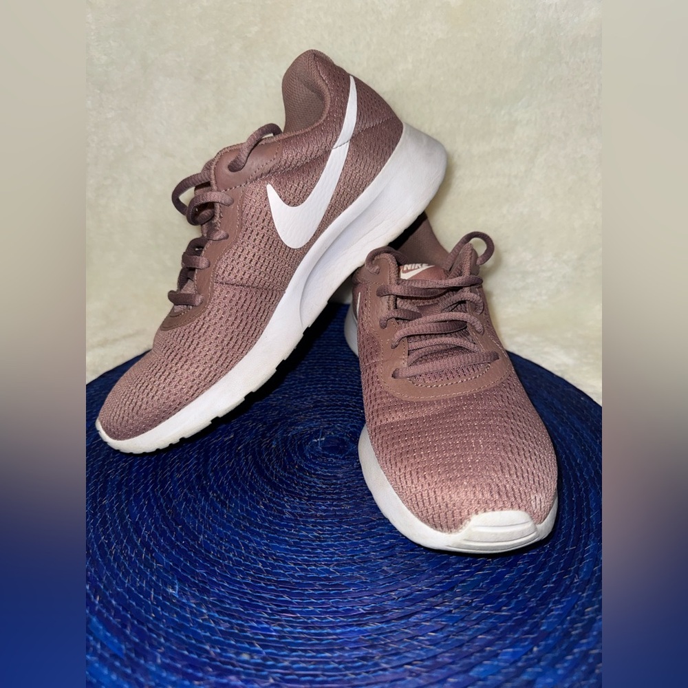 Nike Womens Tanjun Running Shoes Sneakers Size 7 in Mauve GUC